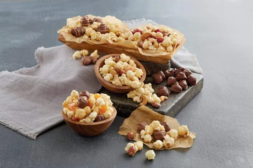 Vista 3 de Moose Munch® Premium Popcorn Classic Duo, cesta de regalo de palomitas de maíz, golosinas dulces y saladas, paquete variado