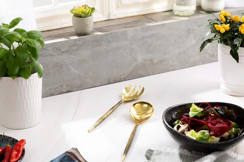 Vista 2 de Juego de servidores de ensalada dorados con asas de bronce, para ensaladas de verduras y pasta