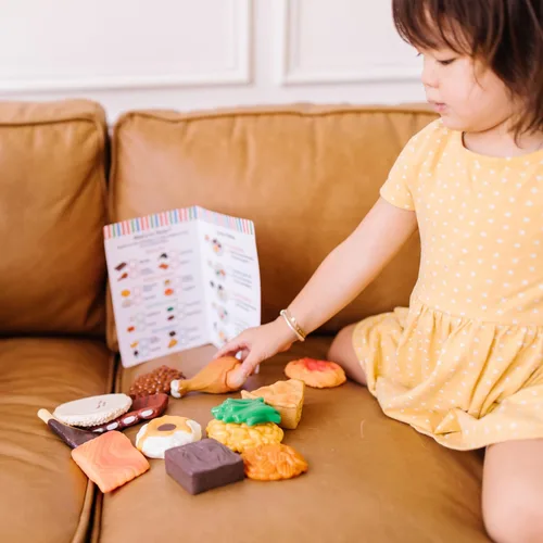 Vista 2 de Melissa & Doug, alimentos divertidos combinados y especias de cena, color rojo