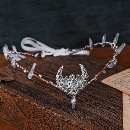 Vista 4 de MOSTORY Diadema hecha a mano de cristal plateado renacentista, tiara de luna renacentista, dragón plateado, círculo, elfo, medieval, diamantes
