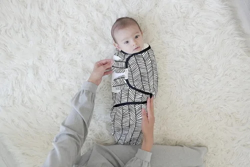 Vista 6 de BaeBae Goods Envoltura para envolver TRIÁNGULOS NEGRO (talla L)