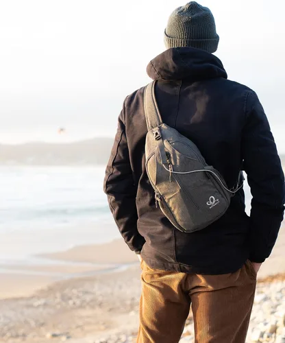 Vista 8 de Waterfly - Mochila pequeña tipo bandolera para senderismo: mochila cruzada con correa para el pecho, mochila de día para hombres y mujeres