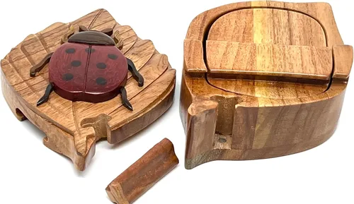 Vista 3 de Lady Bug - Caja de rompecabezas de madera secreta de Intarsia, hecha a mano de maderas exóticas naturales