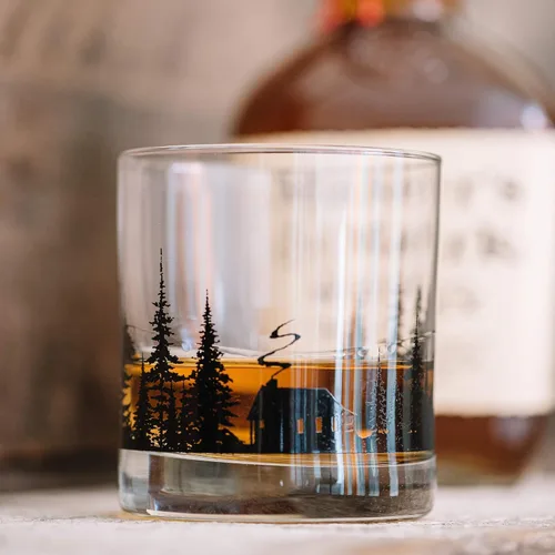 Vista 5 de Black Lantern Juego de vasos de whisky Cabin in the Forest – Vasos de 11 oz estilo antiguo con diseño de cabaña y pino Cristalería de base pesada