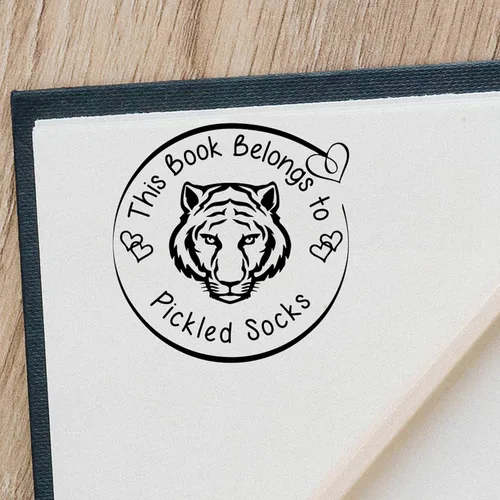 Vista 7 de de The Library of Book Stamp – Etiqueta de nombre personalizada para niños autoentintada para libros escolares. Este libro pertenece a un sello