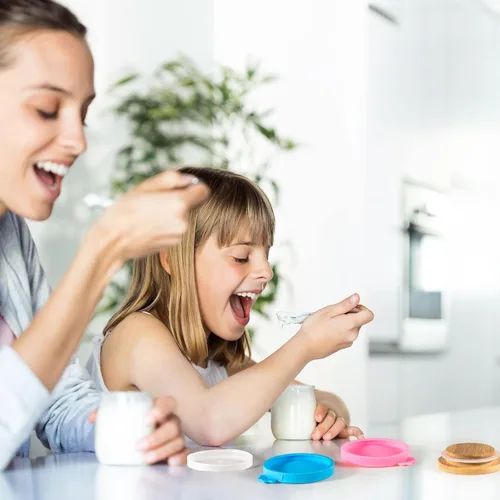 Vista 6 de Mumufy 27 tapas para tarros de yogur, tapas de plástico transparente de silicona y madera de bambú con anillos de sellado de silicona, fundas