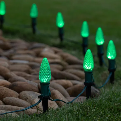 Vista 2 de Wintergreen Lighting 25’ OptiCore LED Luces navideñas verdes para camino, C9 Luces navideñas para exteriores, estacas de 4.5”, cable verde