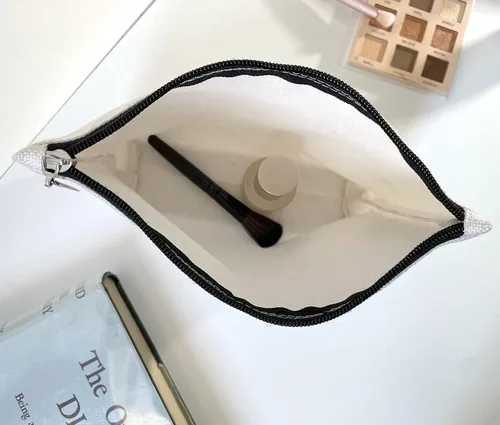 Vista 4 de GevGuxLuo A girl loves Makeup Bag, Beige, Contiene mi cara