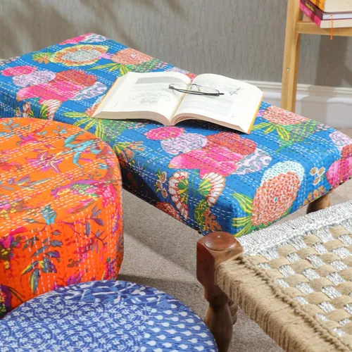 Vista 4 de Desi Favors Blue Kantha Bench – Banco de madera de El Cairo indio – Mueble acolchado Kantha hecho a mano para el hogar, sala de estar, mesa