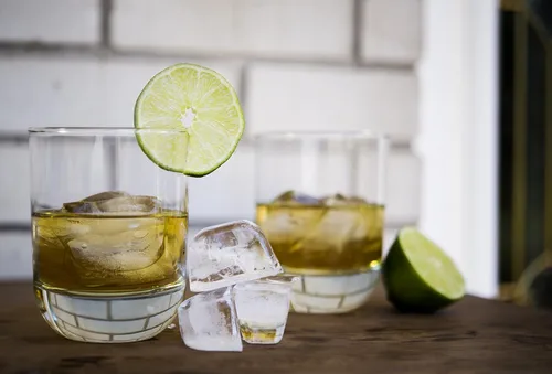 Vista 6 de Kitch Bandeja de cubitos de hielo blanco de fácil liberación, 16 bandejas de cubos (paquete de 4) (paquete de 4 - 64 cubos)