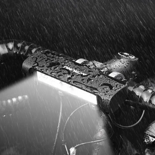 Vista 4 de Juego de faros delanteros y luces traseras para bicicleta, 3400 lúmenes, superbrillantes, USB-C, recargable, IP67, batería externa de 8000 mAh, 9+3