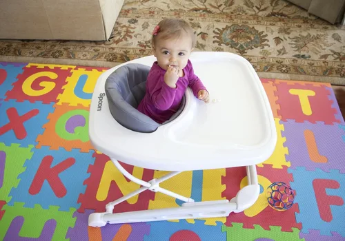 Vista 2 de Andadera Joovy Spoon para bebé y centro de actividad con tres alturas ajustables, bandeja extra grande y capacidad de peso de 13.6 kg - Certificada