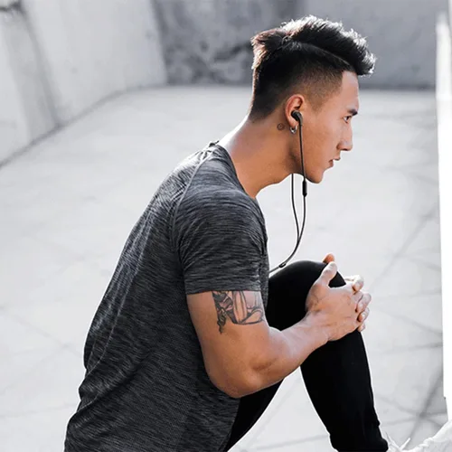 Vista 2 de JBL Endurance Run 2 con cable - Audífonos deportivos impermeables en el oído con cable, sonido JBL Pure Bass, llamadas manos libres, nunca duele.