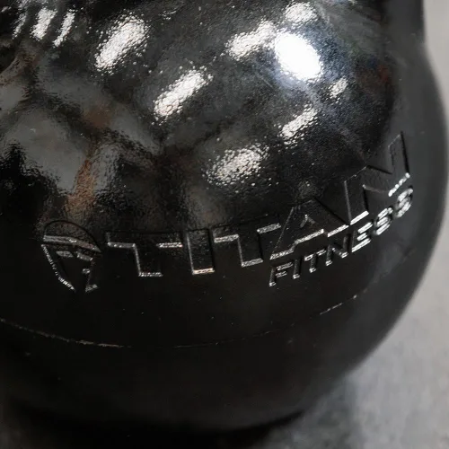 Vista 4 de Titan Fitness Pesa rusa ajustable de competición, 26.5-70.5 lbs, mango ergonómico de agarre suave, base plana para ejercicios de piso, pesas rusas