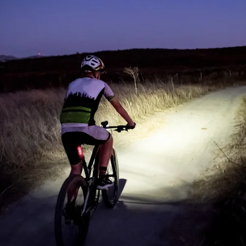 Vista 5 de Energizer Luz recargable X400 para bicicleta, IPX4 resistente al agua, diseño compacto y ligero, luz de clip frontal y luz LED trasera