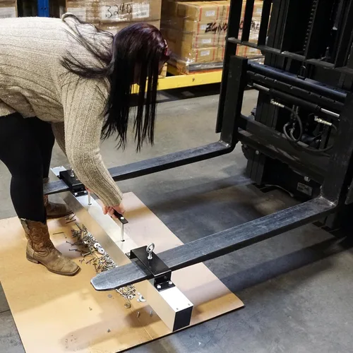 Vista 3 de Master Magnetics Barredora magnética de piso, tipo colgado, para carretilla elevadora, ancho de barrido de 48 pulgadas, liberación rápida, MRHS48RXC