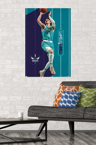 Vista 2 de NBA Charlotte Hornets - Póster de pared LaMelo Ball 23, 34 pulgadas de largo x 22.4 pulgadas de ancho, versión sin marco