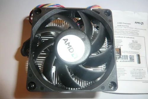 Vista 2 de AMD Phenom II X4 945 Deneb 3.0 GHz 4x512 KB L2 caché Socket AM3 95W Procesador de cuatro núcleos - Retail HDX945WFGMBOX