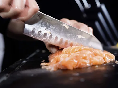 Vista 6 de WÜSTHOF Classic IKON Cuchillo Santoku de borde hueco de 5 pulgadas, color negro