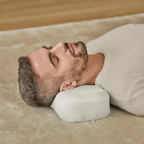 Vista 4 de Kanuda Mini almohada portátil (avena) – Almohada cervical ortopédica compacta para viajes, soporte firme de espuma viscoelástica con terapia CV4