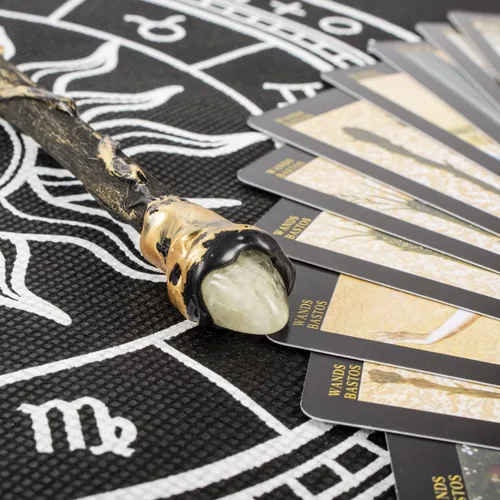 Vista 5 de Juego de cartas de tarot de brujas clásicas con guía, varita mágica y mantel