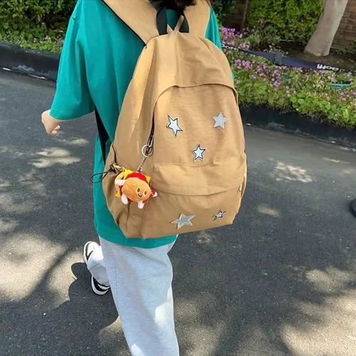 Vista 4 de Mochila Kawaii con bonitos accesorios, nailon impermeable, múltiples compartimentos y bolsillos externos (marrón)