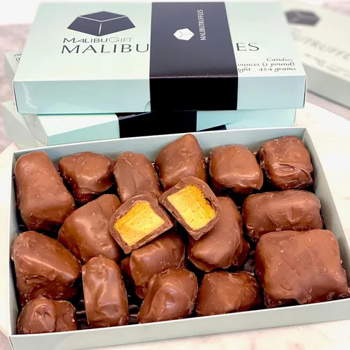 Vista 4 de Caramelo de esponja de panal de chocolate con leche de Malibu, trozos crujientes de caramelo de panal sumergidos a mano en chocolate con leche