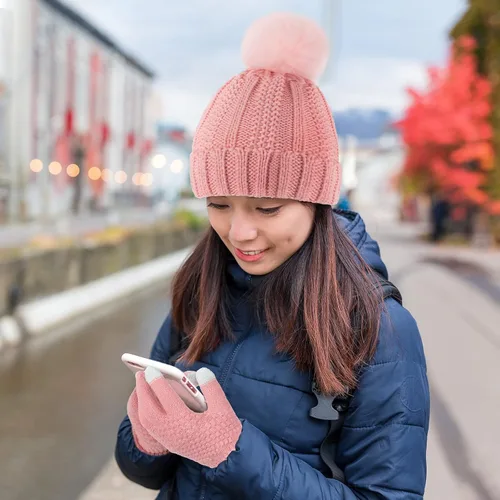 Vista 6 de 8 piezas de gorro de invierno con pompones para mujer, gorro de punto cálido, calentadores de cuello, bufandas, guantes de pantalla táctil, conjunto