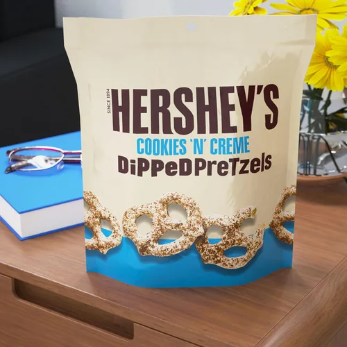 Vista 6 de HERSHEY'S Galletas 'n' Creme - Bolsa de pretzels sumergidos, 8.5 onzas