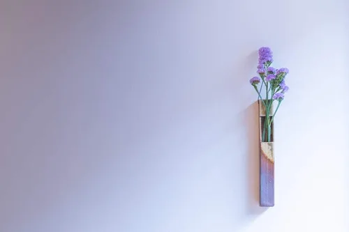 Vista 8 de Jarrón de pared de cerámica japonesa para un solo tallo, fabricado en Japón, diseño minimalista de Wabi-Sabi, acabado natural al horno, artículos