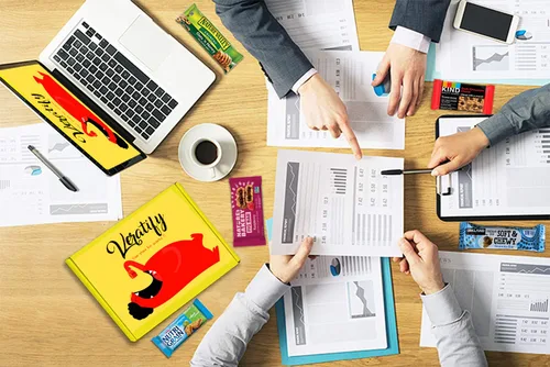 Vista 8 de Veratify Caja de aperitivos mixtos saludables (66 unidades) Cesta de regalo de aperitivos, barras de granola, variedad a granel, para hombres