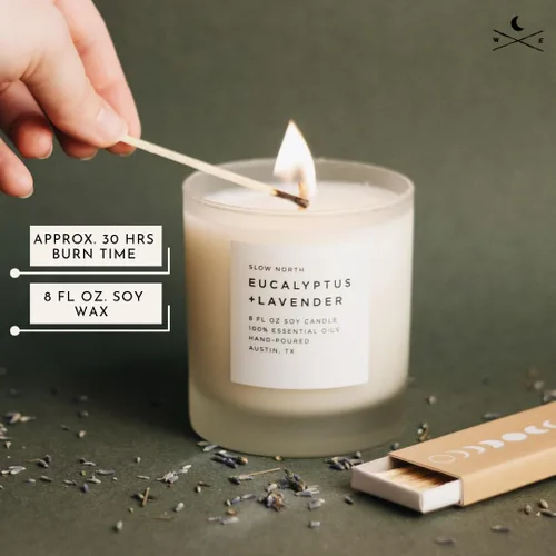 Vista 2 de Slow North Vela de eucalipto y lavanda, vela de aceites esenciales y cera de soja pura en un frasco de vidrio esmerilado reutilizable, una vela