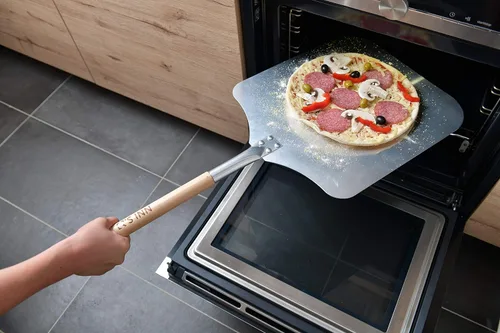 Vista 15 de Pala de pizza de aluminio de 12 x 14 pulgadas con mango de madera plegable para un fácil almacenamiento. La paleta de pizza se puede utilizar