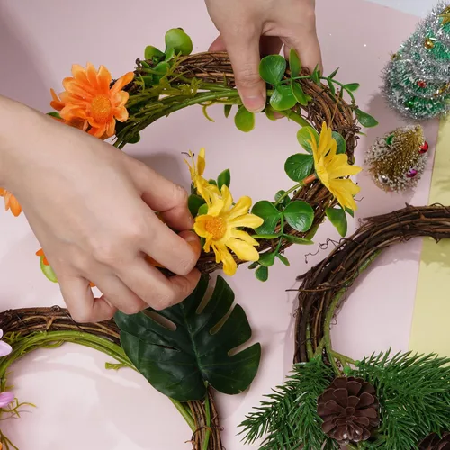 Vista 4 de Marrywindix - Juego de 4 piezas de corona de vid natural, corona de ramas de vid de Navidad, guirnalda de ratán para Navidad, vacaciones