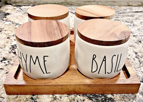 Vista 2 de Rae Dunn Magenta Juego de tarros de especias de cerámica (4) Diame con tapas de madera y bandeja de madera Inscritos: THYME , BASIL, ROMERO and