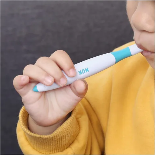 Vista 3 de NUK Cepillo de masaje Paquete de 1 Fabricado en Alemania , Blanco