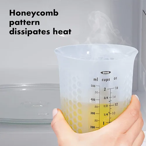 Vista 4 de 1 taza de medir de silicón para exprimir y verter, con patrón Stay-Cool, de la marca Oxo Good Grips, Transparente