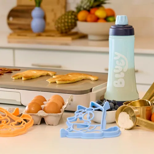 Vista 4 de Whiskware Kit de arte Bluey Pancake, 1 botella de masa, 2 moldes de silicona Bluey y Bingo para panqueques y 1 batidor de alambre BlenderBall