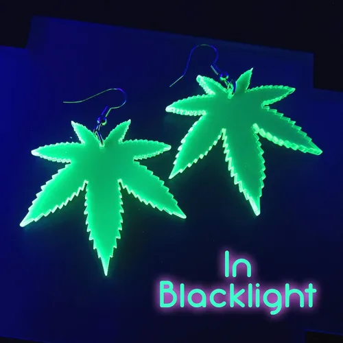 Vista 3 de Aretes colgantes grandes de hoja verde neón, 420 joyas de marihuana de malezas, ganchos hipoalergénicos sin níquel