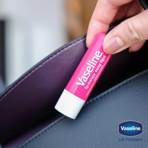Vista 9 de Vaseline Lip Therapy Care Rosy, Nutrición de Acción Rápida, Ideal para Labios Agrietados, Secos, Agrietados o Dañados, Bálsamo Labial, Pack de 3