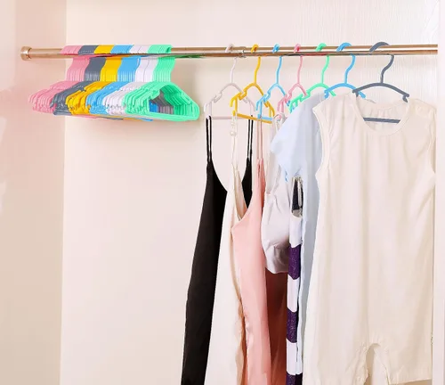 Vista 4 de Paquete de 120 perchas rosas para ropa de bebé, perchas de plástico para niños para armario, niño pequeño, bebé, niño, perchas para abrigos