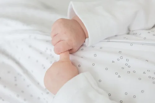 Vista 3 de Amazing Baby Saco de dormir de algodón, manta portátil con cremallera de 2 vías, confeti de ley, L (12-18 meses)