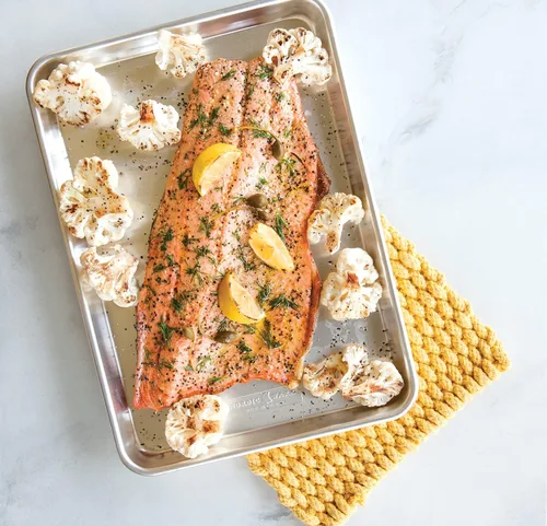 Vista 4 de Nordic Ware Baker's Delight Set de 3 piezas + molde comercial de aluminio natural Nordic Ware para muffins, 12 tazas