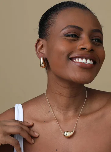 Vista 2 de VULETO Collar de gota, con forma de lágrima, chapado en oro de 14 quilates, hipoalergénico para mujeres y niñas