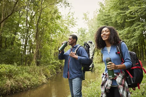 Vista 2 de Coleman Autoseal FreeFlow - Botella de agua de acero inoxidable, color negro, 24 onzas