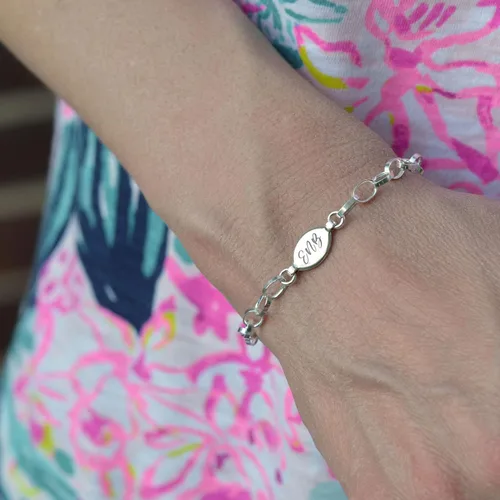 Vista 3 de Pulsera personalizada con dije inicial en plata de ley, etiqueta ovalada