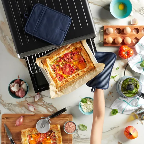 Vista 3 de KitchenAid Juego de 2 soportes para ollas de silicona suave acanalados, color azul tinta, 7 x 9 pulgadas