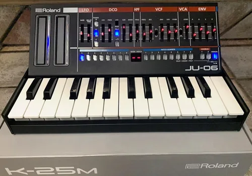 Vista 4 de Roland Paquete de unidad de teclado MIDI USB K-25M con cable MIDI, lecciones de piano en línea y paño de pulido de Austin Bazaar