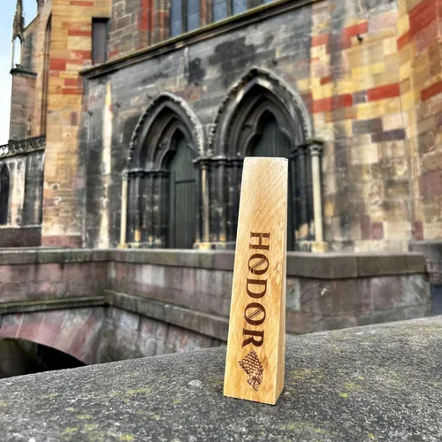 Vista 5 de Hodor - Tope de puerta XL de madera de haya natural cuña de goma antideslizante GoT con letrero Stark - Más grande que nunca