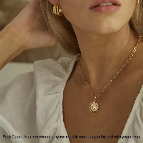 Vista 4 de Gargantilla en capas para mujer, chapada en oro de 14 quilates, cadena fina de eslabones, collar sencillo, ajustable, con dije de moneda con letra
